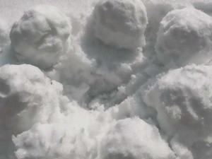 两团雪球揉成各种形状,两团雪球在手中揉捏，变幻出何种奇妙形状